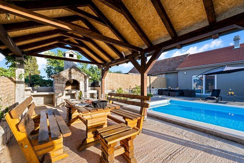 Villa Olive Tree House With Jacuzzi, Wifi And 40M2 Pool Siritovci Exterior foto